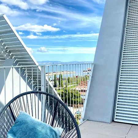 Penthouse With Stunning River Views アパート *
