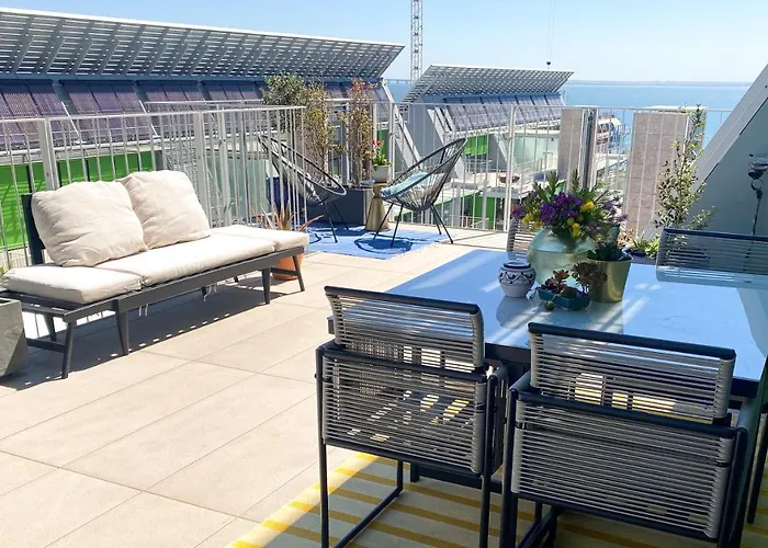 Penthouse With Stunning River Views 公寓