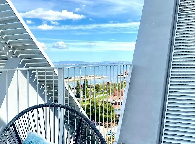 Penthouse With Stunning River Views Lägenhet *